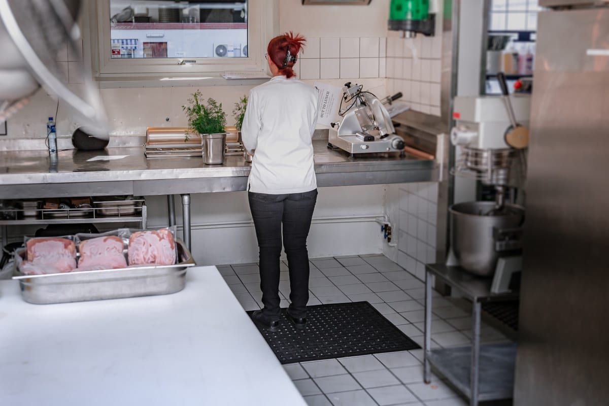 En ferskvareansatt som står på en avlastningsmatte