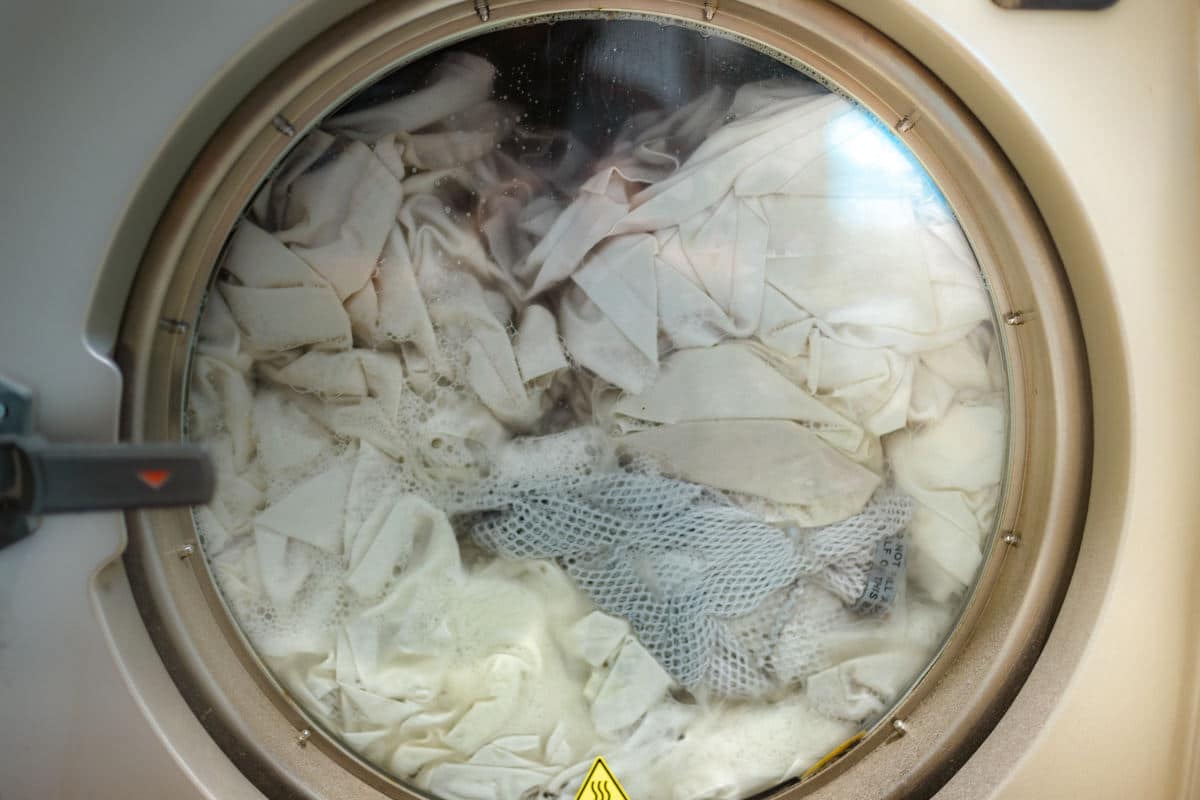 En vaskemaskin full av arbeidsklær